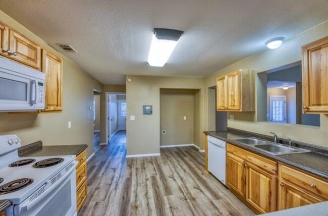 Kitchen - 1109 Cedar Dr