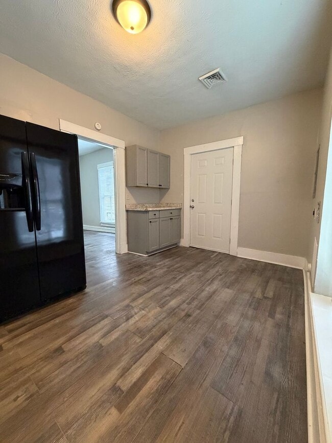 Building Photo - 1 bedroom ready for move in!