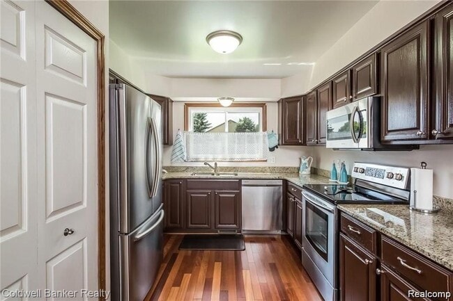 Building Photo - 3290 Bennington Dr