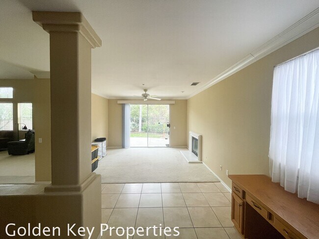 Building Photo - Bright and spacious 3+2.5