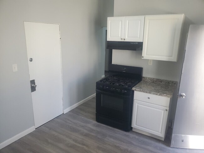 Building Photo - 14 Abbotsford St