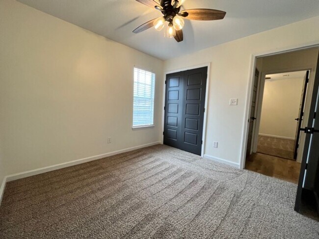 Building Photo - 204 Franklin Sq - Beautifully Updated Home in Bonaire