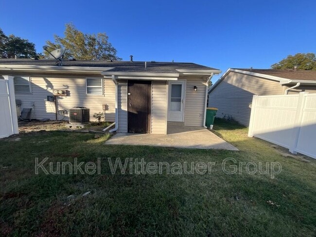 Building Photo - 10 Blackburn Manor