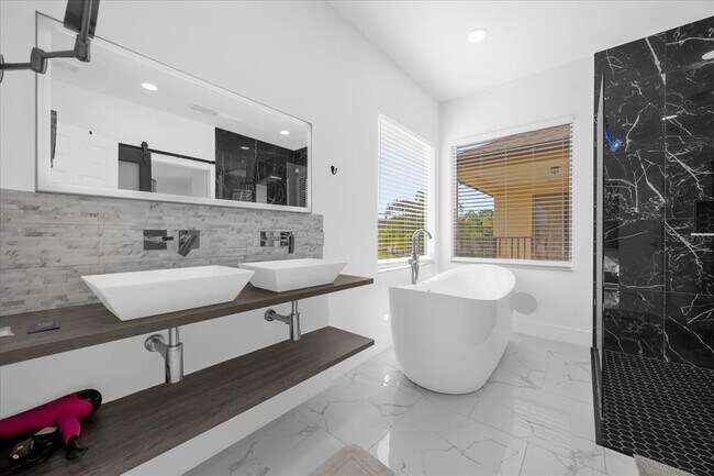 Building Photo - 9657 Moss Rose Way