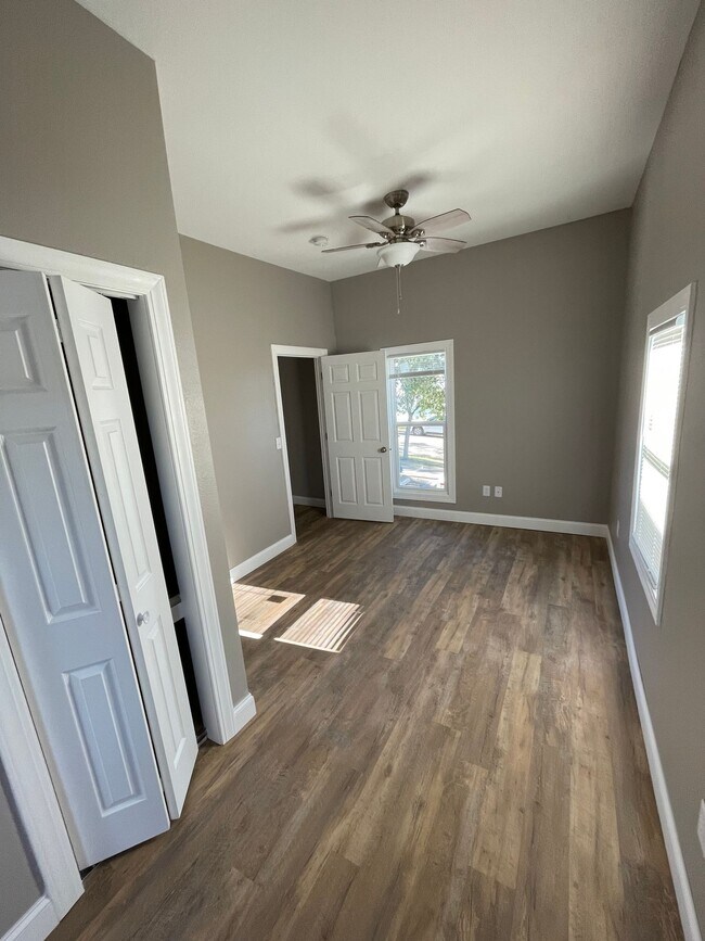 Building Photo - 205 8th Ave NW