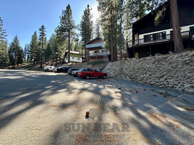 Building Photo - 3 Bedroom Home near Diamond Peak! Allows a...