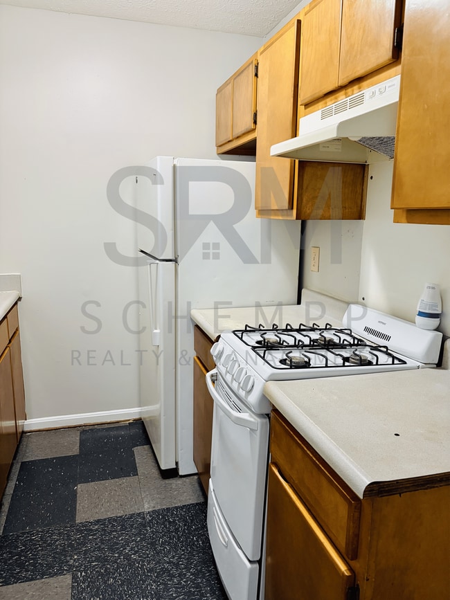 Building Photo - First floor one bedroom apartment in Portland- Section 8 accepted