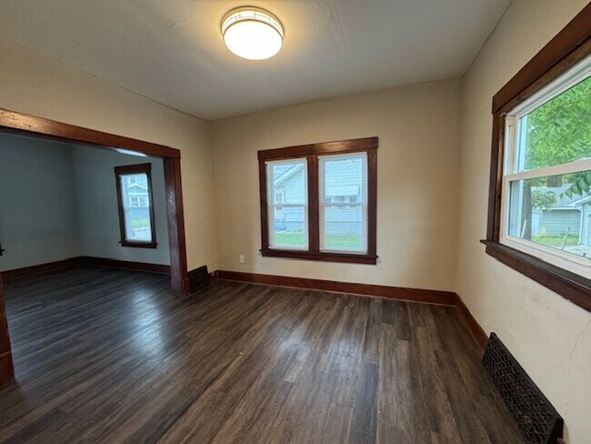 Building Photo - 2 Bed Updated Kitchen must See!