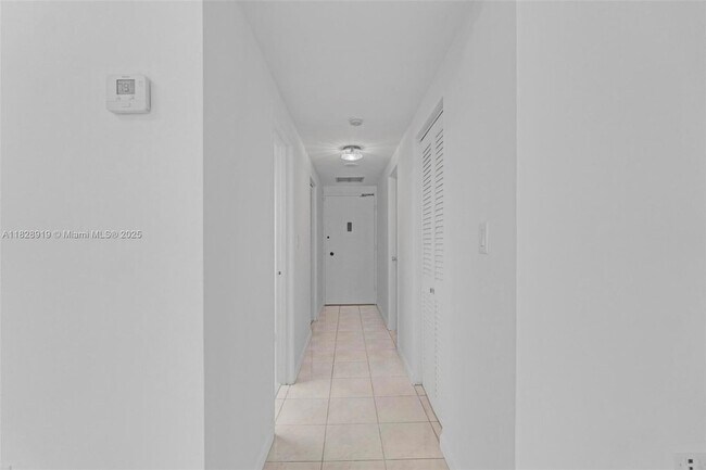 Building Photo - 905 Brickell Bay Dr