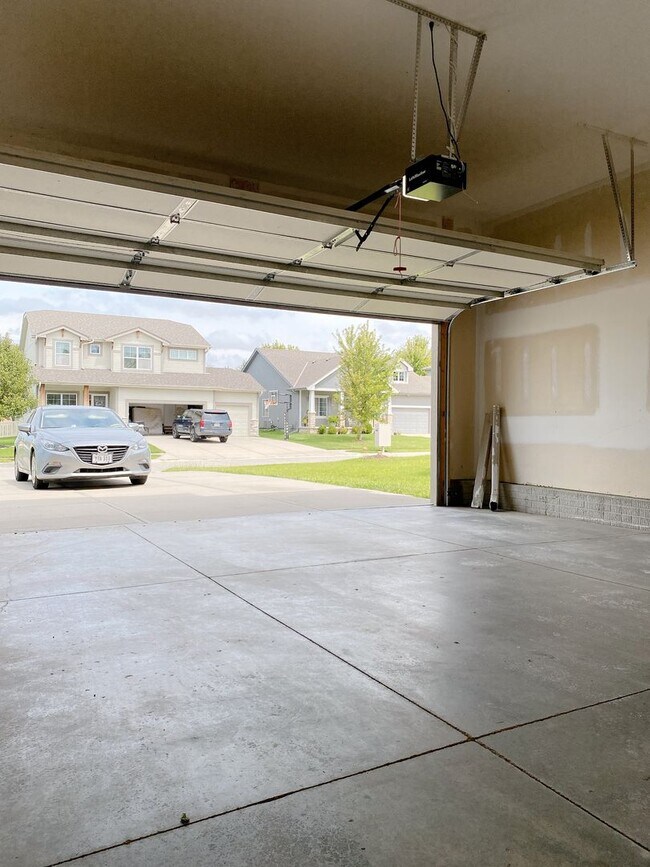 Building Photo - Beautiful & Nearly new SW Chalco area 4 bed Two Story