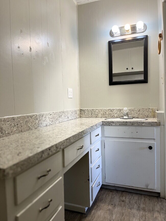 Building Photo - Charming 3 bedroom, 1.5 bathroom!