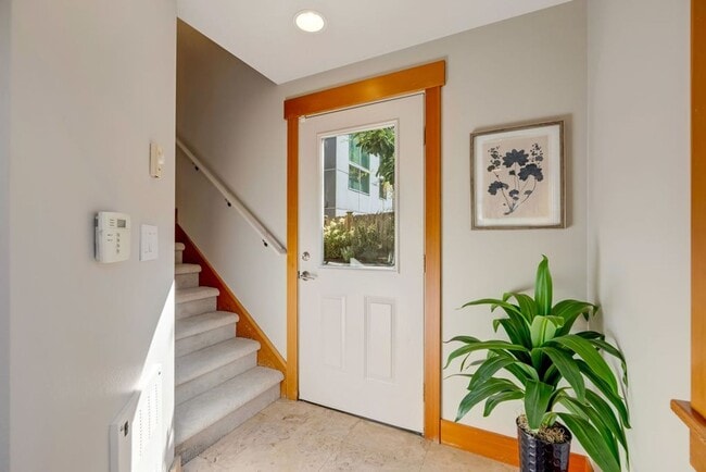 Building Photo - Queen Anne Townhouse