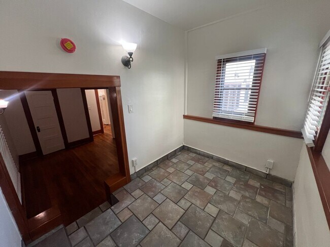 Building Photo - Charming 1 bed/1 bath unit in Golden Hills