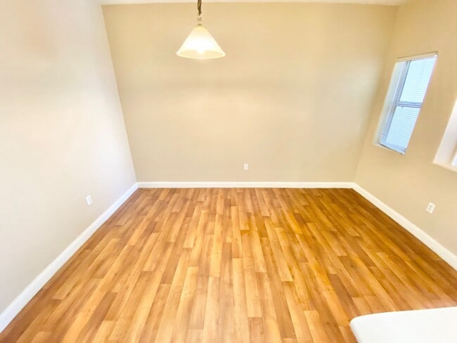 Building Photo - SPACIOUS 1 BEDROOM, 1 BATH GROUND-FLOOR CO...