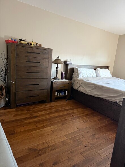 Building Photo - 685 E Fullerton Ave