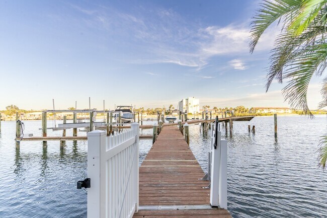 Building Photo - Gorgeous 2/2 condo at Indian Shores