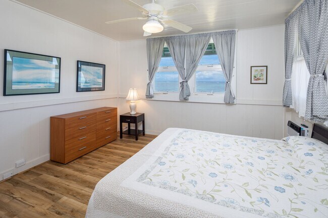 Building Photo - Casual Beach Front 3 Bedroom, 2 Bath Home ...