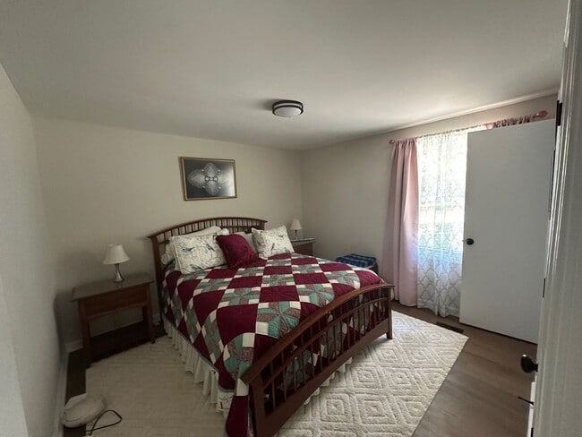 Building Photo - Beautiful furnished well maintain 3 bedrooms, 1.5 Baths