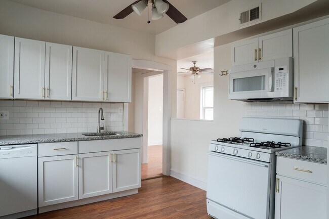 Building Photo - Albany Park - 1 Bed / 1 Bath - Dog Friendly