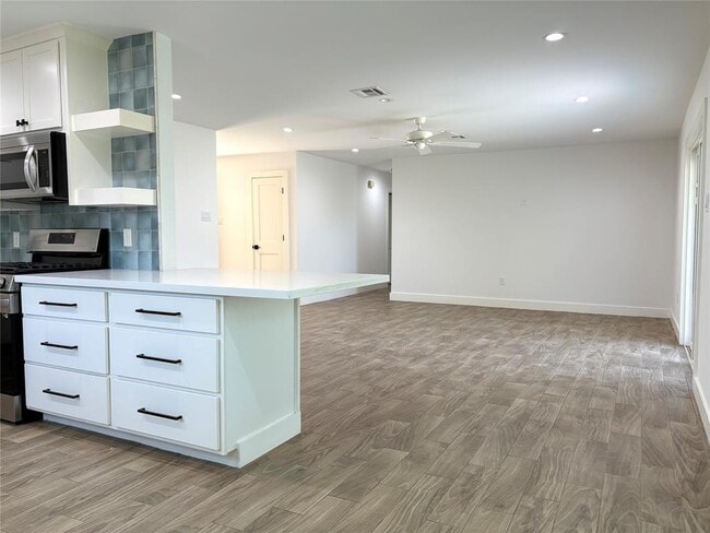 Building Photo - 406 Oak Vista Dr