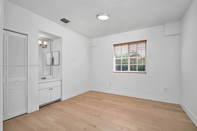 Building Photo - 1135 Asturia Ave