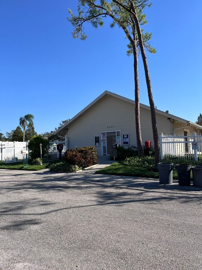 Building Photo - Townhome in Pinellas Park for Rent