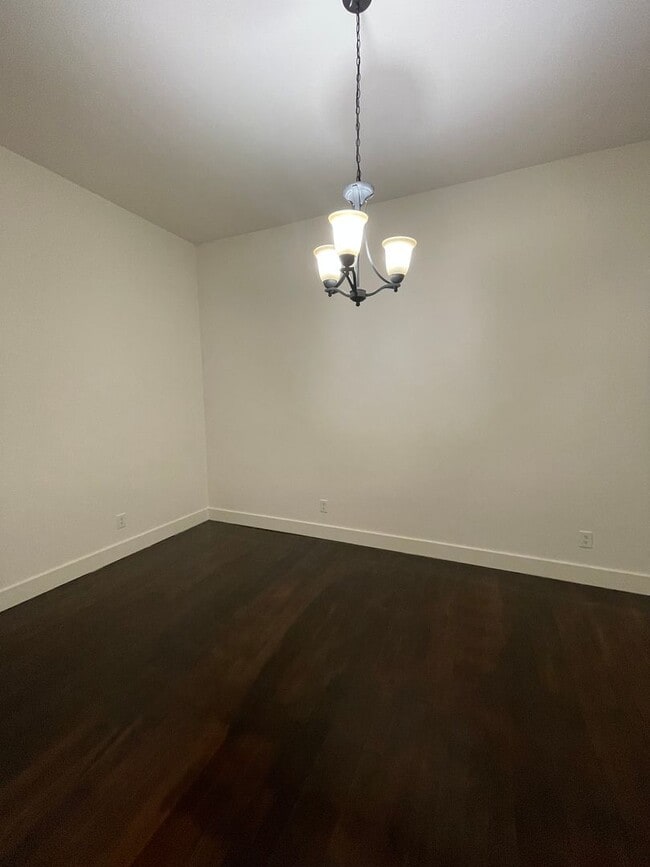 Building Photo - 1/2 Off First Month's Rent, 3Bdrm, 1Bath