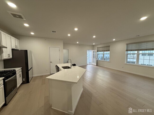 Building Photo - 243 Lohan Dr