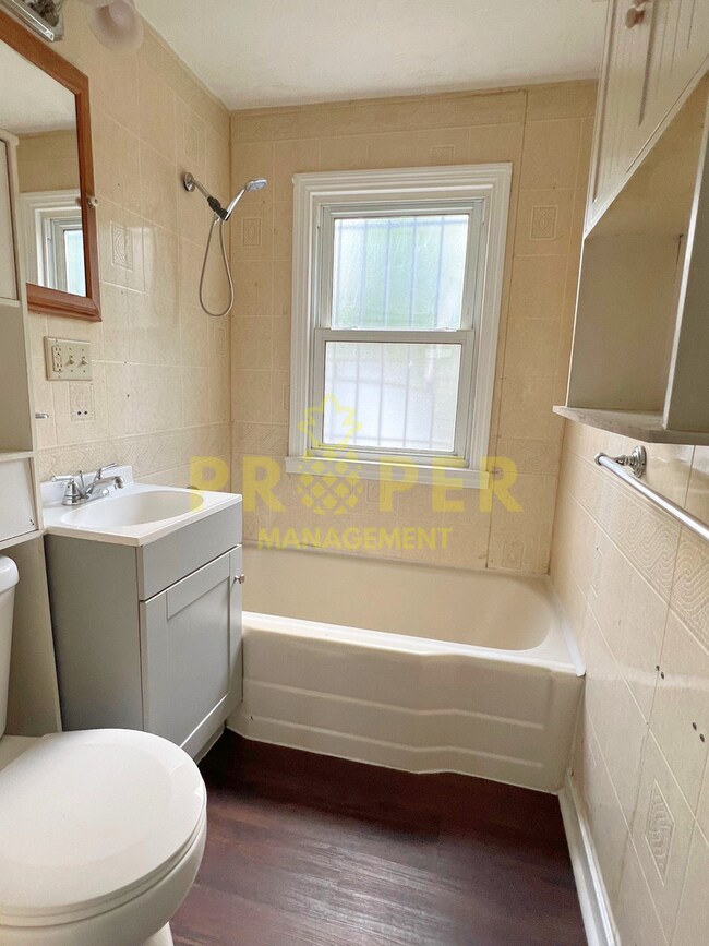 Building Photo - 2 bedrooms 1 bathroom house