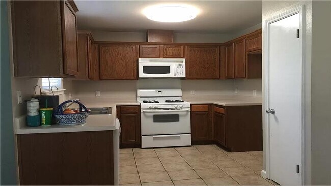 Building Photo - 512 Maplecreek Dr