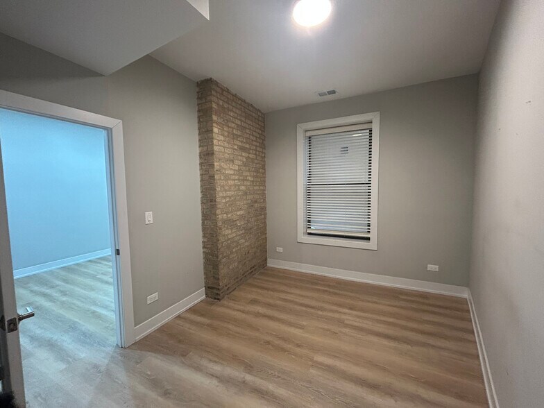 Building Photo - 423 W Belden Ave