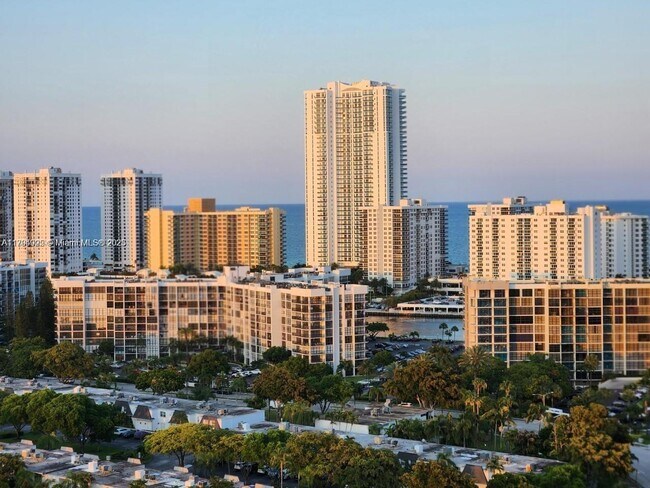 Building Photo - 2500 Parkview Dr