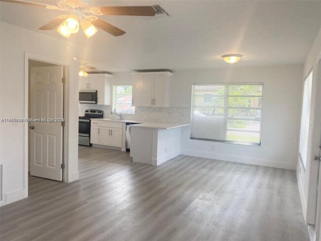 Building Photo - 2 bedroom in Hallandale FL 33009