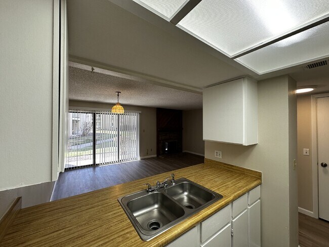 Building Photo - Charming condo in the Chestnut Community!  Available Now!