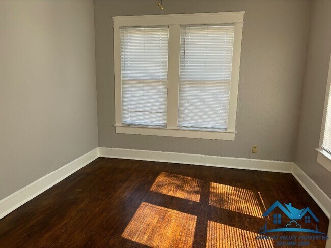 Building Photo - 912 S Abe St