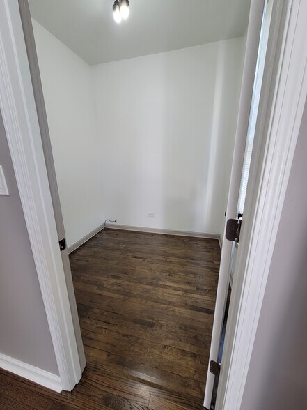 Den - 3219 W McLean Ave