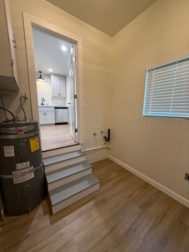 Building Photo - Large Brand New Remodeled 1 Bedroom unit with Washer Dryer Hookups - MUST SEE!!!