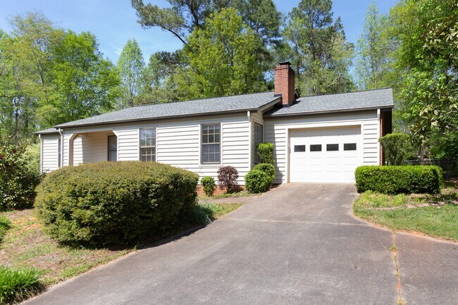 Building Photo - Available 3/2 house in Green Acres!