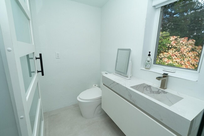 Building Photo - 1328 NE 1st Ave.