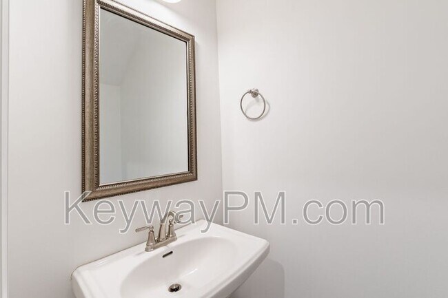Building Photo - 738 Woodvine Dr