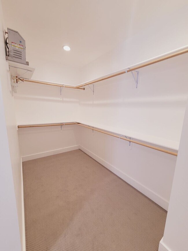 Building Photo - Luxury Downtown Townhome