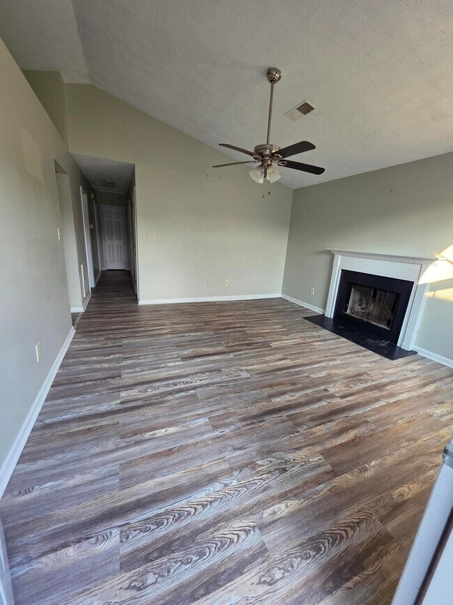 Building Photo - 2592 Woodhill Dr