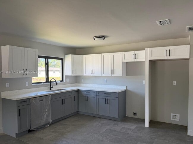 Building Photo - 2806 NW 9th Ct