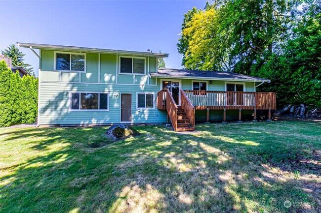 Building Photo - Immaculate & HUGE 5-Bedroom Home in Desira...