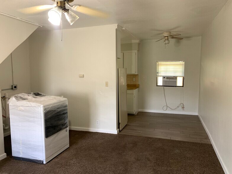 Building Photo - 1207 N Ross Ave