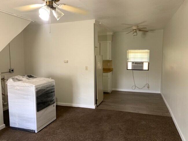 Building Photo - 1207 N Ross Ave