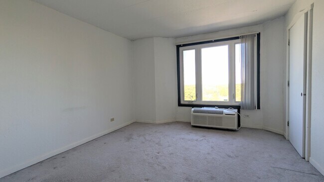 Building Photo - 1 Renaissance Pl