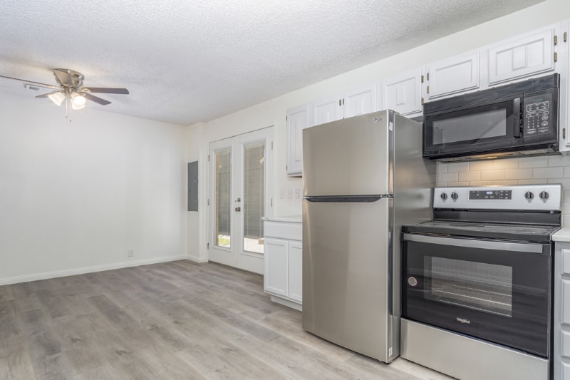 Building Photo - 3 Amanda