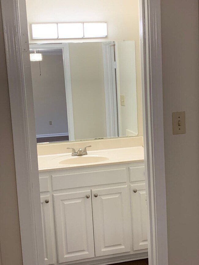 Building Photo - Florida Blvd / Sherwood Forrest