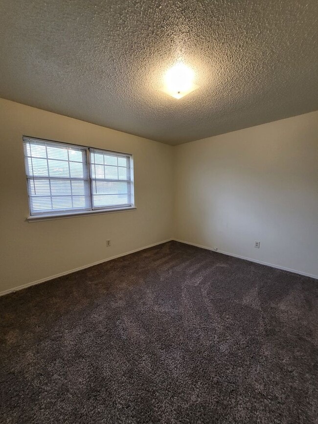 Building Photo - (3) Bed/(1.5) Bath Avail NOW!